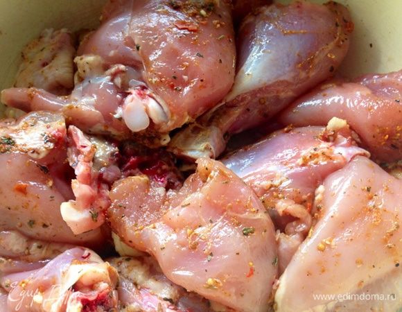 С цыпленка снимаем кожу. Птицу я только жарю с кожей, тушу или варю всегда без, не люблю лишние жиры.
Режем его на порционные кусочки, солим и посыпаем приправой (я брала приправу для шашлыка, она ароматная и пахучая). Все это перемешиваем и даем постоять около часа, чтобы цыпленок вобрал в себя все ароматы сухих трав и просолился.