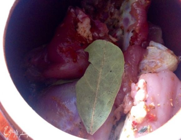 В горшки надо закладывать в такой последовательности: то, что готовится дольше, - всегда вниз, и так слоями по мере готовности. На самый верх то, что готовится быстро.
Поэтому вниз я положила кусочки цыпленка.