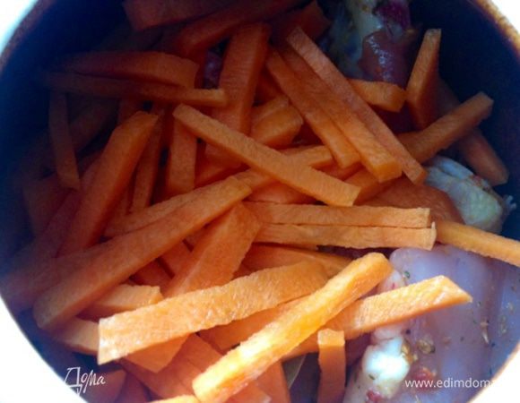 Сверху цыпленка кладу морковь, порезанную соломкой (не трите морковь на терку, даже крупную, иначе в процессе тушения она превратится в кашу).