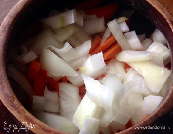 Поверх моркови лук. Предпочитаю сладкий, салатный лук.