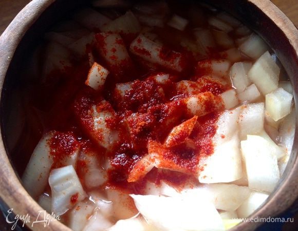 Поверх лука - 1 чайная ложка паприки.