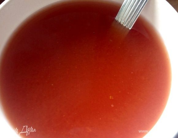 1 чайную ложку сладкого кетчупа развожу в кружке кипятка, туда же 0,5 чайной ложки соли, перемешала и залила в горшки не до краев, а где-то 3/4 кружки. Если залить до краев, в процессе тушения будет все выкипать на поверхность.