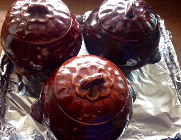 Горшочки наполнены, ставлю в духовку на 180-190 градусов на 1 час, чтобы цыпленок хорошо протушился и был мягкий.