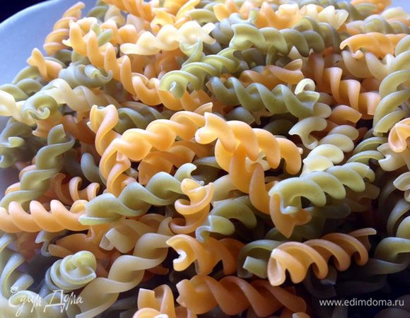 На гарнир отварила итальянские макароны-спиральки из твердого зерна
в кипящей, подсоленной воде с добавлением 1 ст. ложки оливкового масла 7-8 минут до состояния al dente.