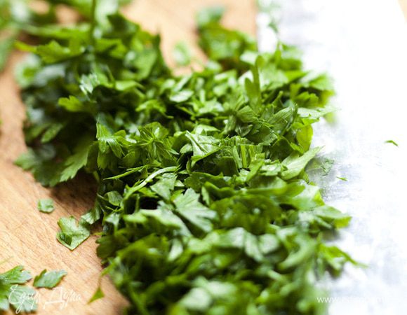 Петрушку мелко порубить.