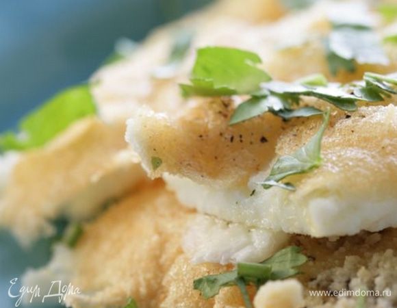 Готовый омлет присыпать оставшимся натертым сыром и зеленью петрушки.