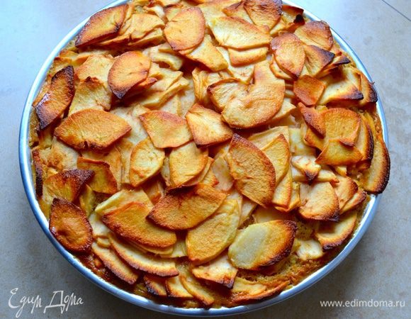 Выпекать пирог в разогретой 180°C духовке 25 минут. Затем понизить температуру в духовке до 160°C и выпекать еще 45 минут. Затем выключить духовку, приоткрыть дверцу и оставить пирог еще на 10 минут. Затем достать пирог из духовки, дать ему окончательно остыть и только после этого извлечь его из формы!  