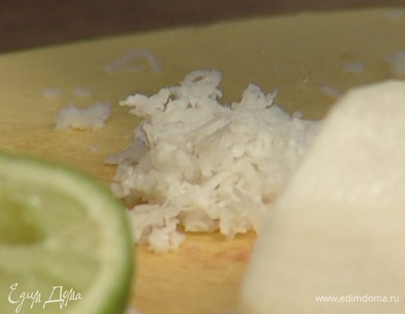 Редьку почистить и натереть на мелкой терке — должна получиться 1 ч. ложка.