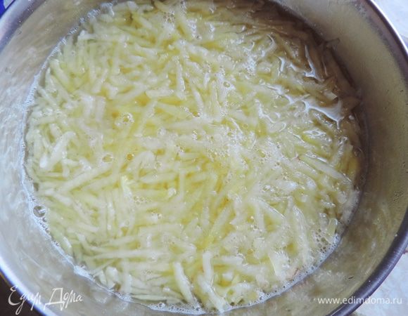 Пока грибы жарятся, очистим картофель (вес указан уже очищенного картофеля), натрем его на крупную терку и зальем кипятком. Оставим на 5 минут.