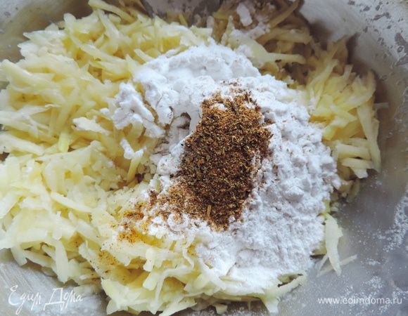 Затем откинем картофель на дуршлаг, дадим стечь жидкости. Вернем картофель в миску, добавим крахмал, приправу для картофеля.