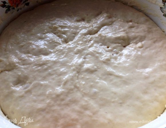 Через 15 мин добавляем туда 2 ст ложки масла и щепотку соли и, постепенно просеевая, добавляем муку. Постепенно! Сразу не бахаем всю муку, иначе тесто станет дубовое. Добавляем 1,5 стакана муки поэтапно, просеевая, и вымешивая тесто венчиком или кухонным комбайном. Всыпали муку, накрываем снова полотенцем и на 30 мин опять в теплое место.