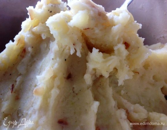 Картошку кусочками я поставила варить заранее, она сварилась, я поджарила мелко порезанную белую сладкую луковицу, потом перемешала с пюре, подсолила его и поперчила по своему вкусу - начинка готова.