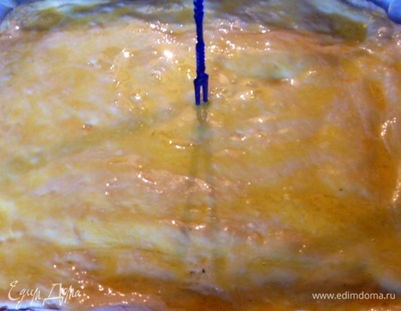 У меня был маленький противень 25/30, можете взять форму.
На низ противня я положила пергаментную бумагу, посыпанную мукой. Маслом бумагу смазывать не надо!
На посыпанную бумагу выкладываю раскатанный корж теста толщиной не больше 2-х см. На корж выкладываю начинку, разравниваю ее хорошо, сверху еще такой же корж, затем залепляю бока. Взбила вилкой 1 яйцо и смазала им пирог. Острым предметом надо пирог проколоть по поверхности как на фото.