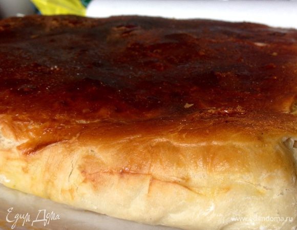 Ставим с разогретую духовку до 180С на 30 минут до золотистой корочки. Время, конечно, зависит от особенностей каждой духовки, поэтому лучше следите за своим пирогом.