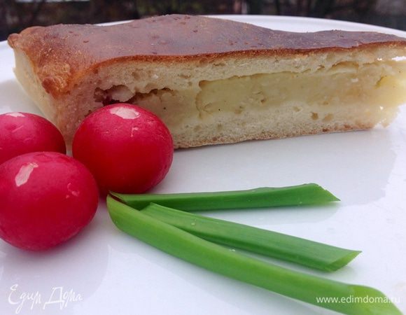 Время прошло, пирог готов!
Дайте ему остыть, начинка немного сожмется, а тесто наоборот после остывания станет немного толще.
Включайте чайник :-) Такому пирогу не помешает вкусный и ароматный чай :-)
Приятного аппетита :-)