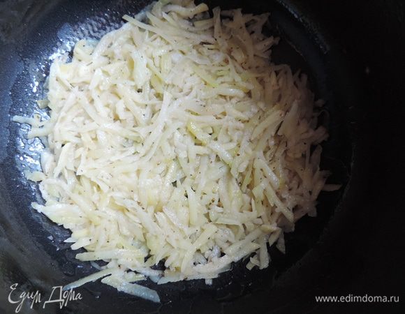 Теперь определяемся: мультиварка или духовка. Если мультиварка, кастрюльку мультиварки смазываем растительным маслом, если духовка - берем разъемную форму диаметром 20 см, выстилаем бумагой и смазываем растительным маслом.
На дно выкладываем слой картофеля, он должен быть таким, чтоб дно не просвечивало.