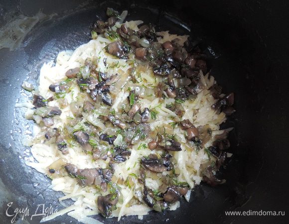 Далее слой грибной начинки.