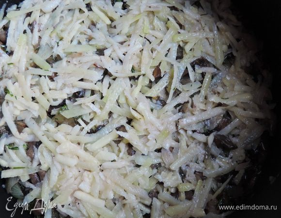 И продолжаем чередовать слои, чтоб последним был картофель. Слегка взбрызнем последний слой растительным маслом, можно даже просто смазать его при помощи кисточки.
Если готовим в мультиварке, то выбираем программу "Выпечка" (у меня по умолчанию температура 180С, время 45 минут). Я выпекала 45+15 минут.
Если готовим в духовке, то заранее разогреваем ее до 180С. Форму с запеканкой затягиваем сверху фольгой, выпекаем примерно час, за 10 минут до готовности фольгу рекомендую снять и дать запеканке покрыться румяной корочкой.