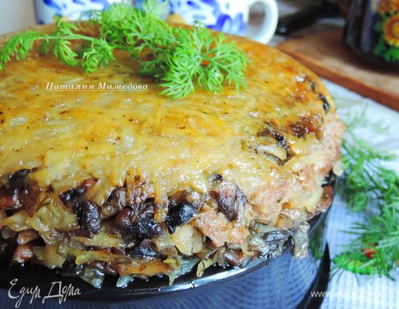 Готовую запеканку лучше хоть немного остудить в форме. Но голодный муж как раз пришел с работы, так что мы ели запеканку сразу, с пылу-жару.