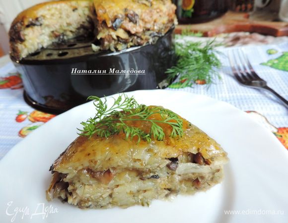 А вот и кусочек, горячим форму держит не очень, но если если запеканке удастся остыть, то резаться на порции она будет хорошо.
Приятного аппетита!