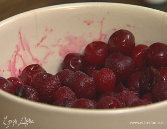 Из вишни удалить косточки.