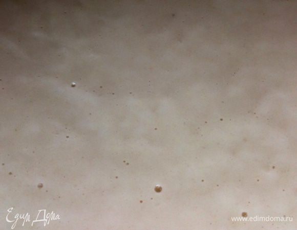 Делаем опару: в слегка теплую воду (ни в коем случае не в горячую!) добавляем 1 ст ложку без горки сухих дрожжей. Перемешивая их растворяем. Затем 1 ст ложку сахара, дрожжи любят сахар, они сразу начинают расти, и сюда же где-то 3 ст ложки просеянной муки. Все перемешали, накрыли миску полотенцем и отставляем в какое-то тихое и теплое место на минут 15. 
Через 15 минут вы увидите как опара стала немного пышной, и появились пузырьки воздуха.