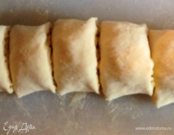 Разрезаем рулет на порционные не очень большие кусочки.