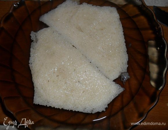 У двух ломтиков хлеба обрежьте корку и замочите в воде или молоке.