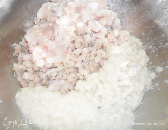 Пропустите рыбу вместе с отжатым хлебом через мясорубку.
