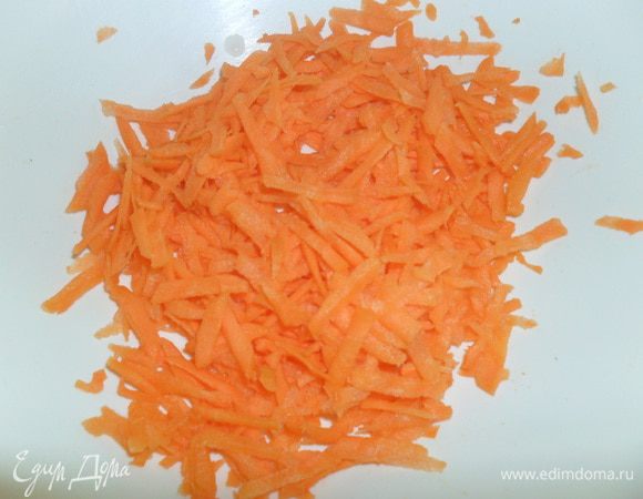 Морковь натереть на крупной терке.