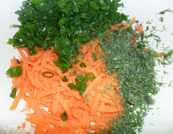 Зеленый лук и укроп (укроп можно заменить на петрушку) мелко нарезать и добавить к моркови.