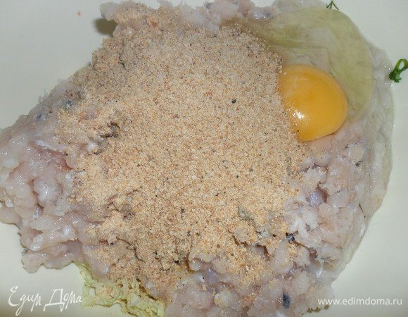 Вбить яйцо и добавить сухари.