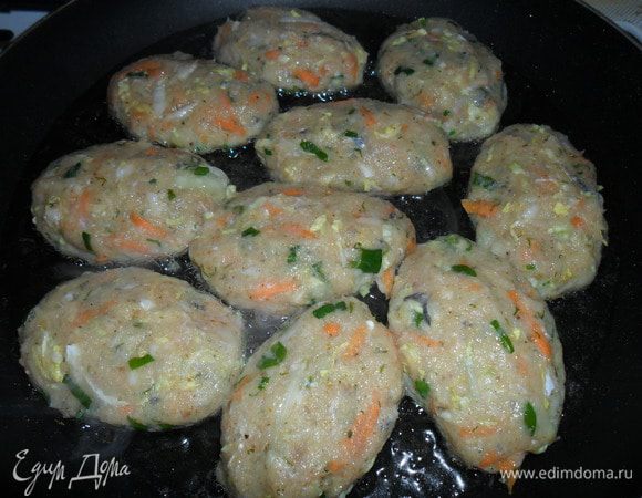 Смоченными руками сделать котлетки и обжарить на растительном масле с двух сторон.