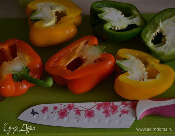 Перец разрезать пополам, очистить внутри, промыть.