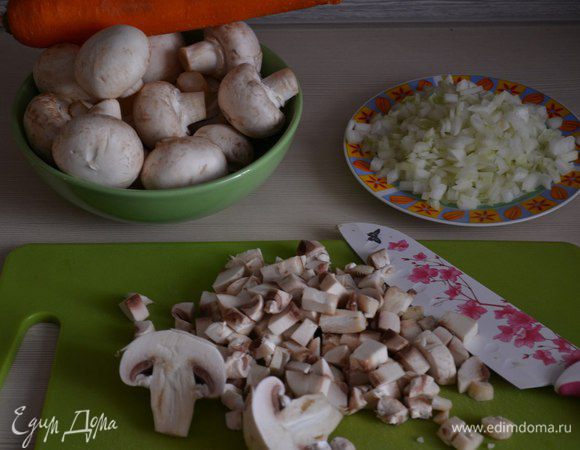 Шампиньоны нарезать кубиками.