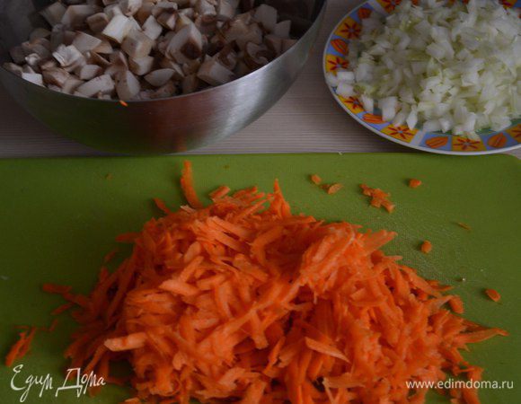 Морковь натереть на терке.