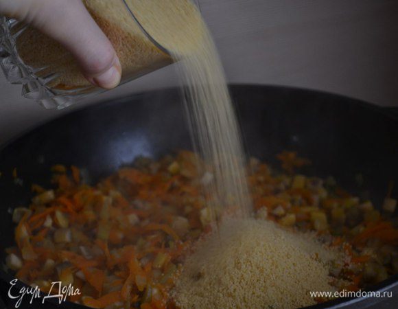 К грибам высыпаем сухой кускус и заливаем водой, накрываем крышкой. 