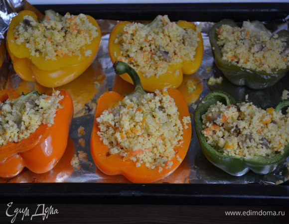 Фаршируем перец кускусом, сбрызгиваем оливковым маслом и в духовку.