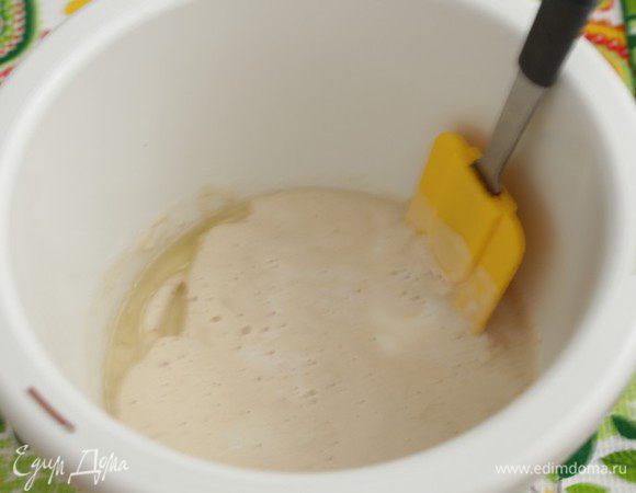 Кефир нагреть до теплого состояния, добавить в опару. Добавить растительное масло.
