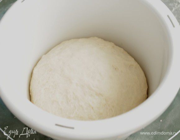 Далее снова вымесить тесто до шелкового состояния около 5 минут. Свернуть тесто в тугой шар и уложить в смазанную маслом посуду. Дать тесту 40 мин для брожения пока не удвоится в объеме.