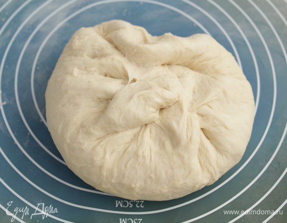Далее тесто обмять, свернуть в шар и оставить на столе в покое на 15 мин.
