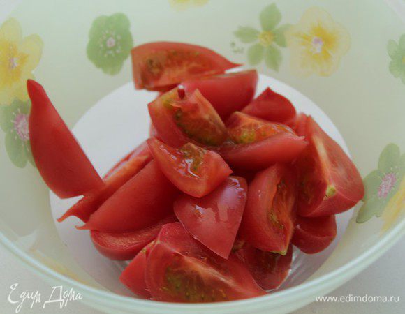 Помидоры нарезать дольками.