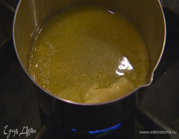 Сливочное масло растопить в небольшой кастрюле на медленном огне.
