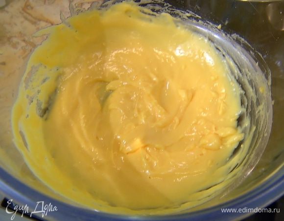 Приготовить соус голландез: в глубокую миску выложить яичные желтки, влить уксус, перемешать и поместить на водяную баню. Непрерывно помешивая венчиком, медленной струйкой вливать растопленное сливочное масло. Продолжая непрерывно перемешивать, прогревать, пока соус не загустеет, затем посолить и еще раз перемешать.