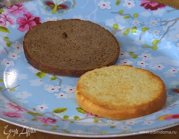 Среднюю часть бриоши и бородинский хлеб поместить в противень, отправить на несколько минут под гриль и обжарить до золотистой корочки.