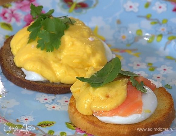 Сверху на рыбу выложить соус, посолить и украсить листьями базилика и петрушки (или любой другой зеленью).