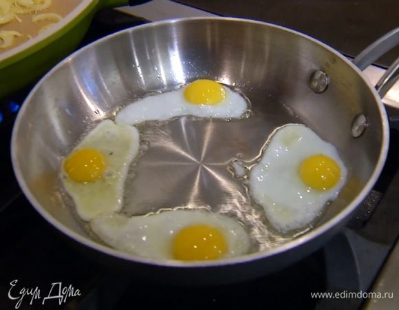 В отдельной сковороде разогреть оставшееся оливковое масло и пожарить глазунью из перепелиных яиц.