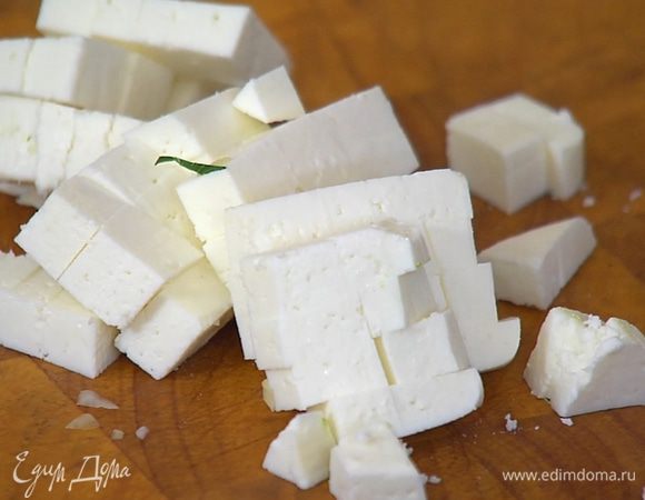 Овечий сыр нарезать небольшими кубиками.
