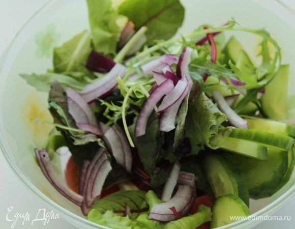 Помидоры и огурцы, сверху присыпать салатом и мелко прорезанным луком, выдавить сок лимона, поперчить, заправить оливковым маслом и посолить. Перемешать. 