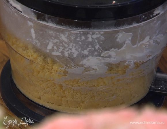 В чаше комбайна соединить муку, нарезанное сливочное масло, яйцо, уксус, соль и все вымешать. Не выключая комбайна, влить 1 ст. ложку ледяной воды и еще немного вымешать.